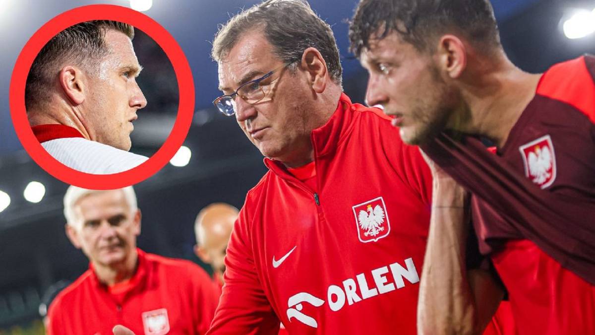 Jan Urban wpatruje się intensywnie w stronę młodego piłkarza, wskazując palcem na niego. Jest to fragment szerszej sceny z meczu lub treningu piłkarskiego.