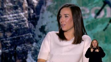 Zuzanna Witych w białym swetrze mówi podczas wywiadu. W prawym dolnym rogu widać kobietę tłumaczącą wypowiedź w języku migowym.