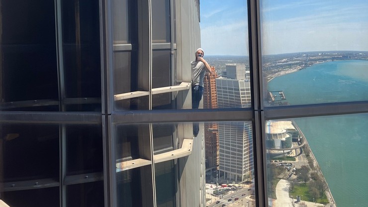 "Pro-Life Spiderman". Wspina się na wieżowce w proteście przeciw aborcji