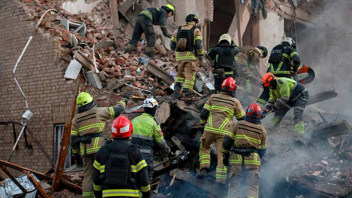 Rosja ostrzelała dzielnicę mieszkalną w Dnieprze. Dziesiątki poszkodowanych, Zełenski reaguje