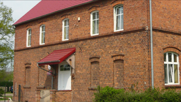 Szkoła stoi pusta, dyrektorka nadal pobiera pensję. 