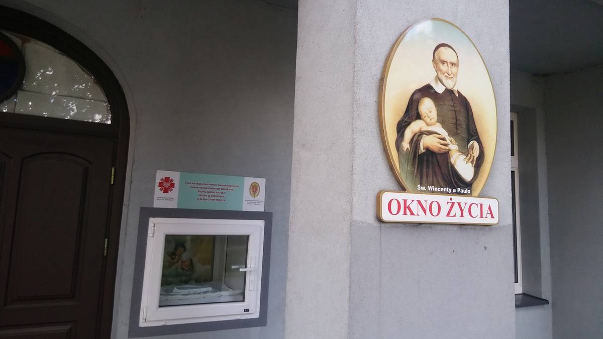 Niemowlę w oknie życia. Chłopiec ma zaledwie kilka dni