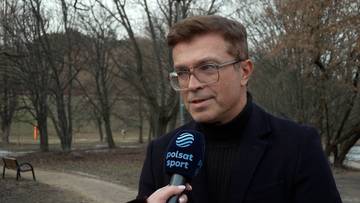 Mężczyzna udziela wywiadu z mikrofonem Polsat Sport na tle parku.