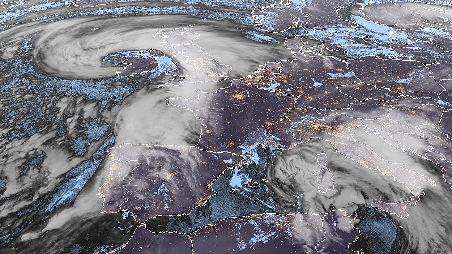 Zdjęcie satelitarne cyklonu Elsa (po lewej) w dniu 18 grudnia 2019 roku. Fot. Meteosat-11.