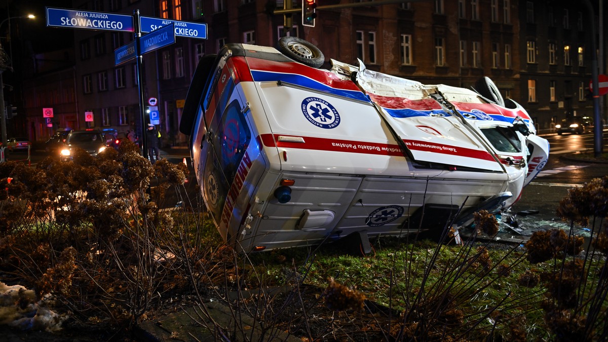 Cracovia: dos ambulancias chocan.  uno de ellos cayó