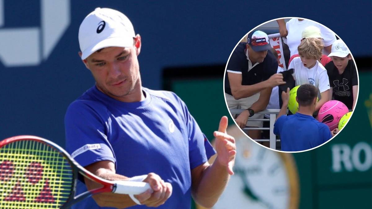 Tenisista w białej czapce z daszkiem i niebieskiej koszulce odbija piłkę rakietą. W okrągłym, wklejonym kadrze, grupa ludzi, w tym dzieci, stoi w pobliżu tenisisty.