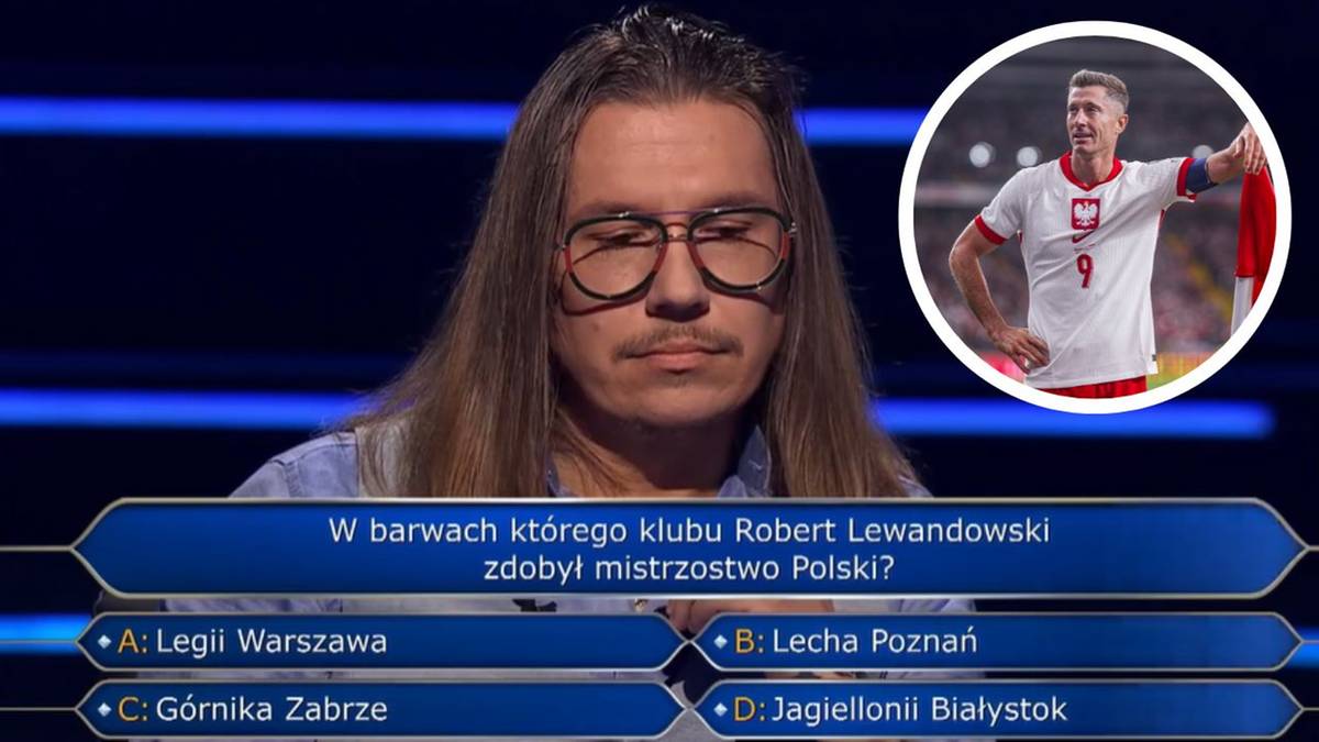 Robert Lewandowski w stroju reprezentacji Polski na ekranie telewizyjnym, obok uczestnik teleturnieju "Milionerzy" z kartami z pytaniem o jego karierę.