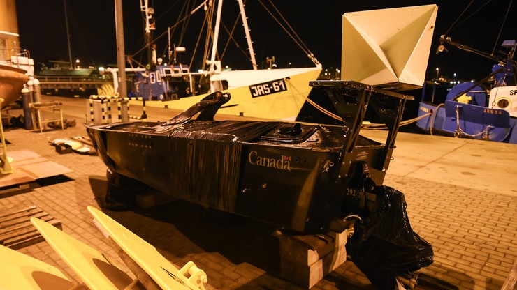 Rybacy z Jastarni wyłowili z Bałtyku kanadyjski wojskowy pojazd. Nosi ślady po kulach
