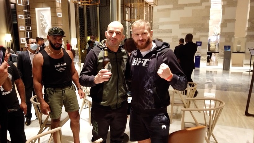 UFC 267: Jan Błachowicz wręczył prezent rywalowi (WIDEO) - Polsat Sport