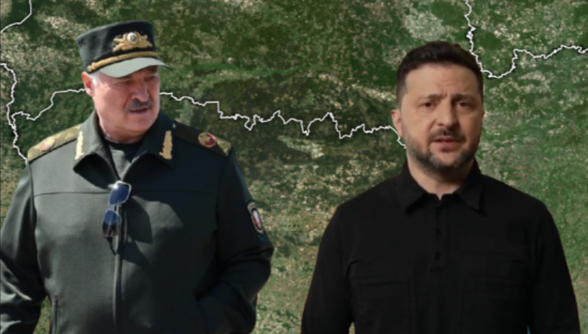 Zdjęcie przedstawia dw&oacute;ch mężczyzn na tle mapy. Po lewej stronie znajduje się starszy mężczyzna w mundurze wojskowym i czapce z daszkiem, po prawej młodszy mężczyzna w czarnej koszuli.