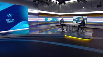 Dwaj mężczyźni siedzą przy stole w studiu telewizyjnym Polsat News. Na jednym z ekranów widnieje logo stacji, na drugim napis "graff".