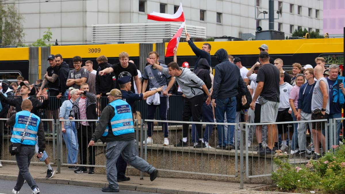 Manifestacje w blisko 100 miastach, zrobiło się niebezpiecznie. "Proszę mnie nie dotykać"