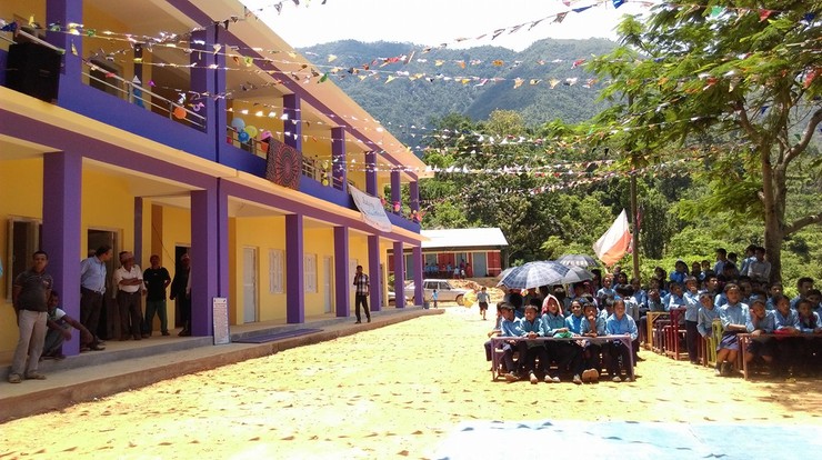 Polacy odbudowali w Nepalu szkołę zniszczoną wskutek trzęsienia ziemi. Teraz zdewastował ją wykonawca