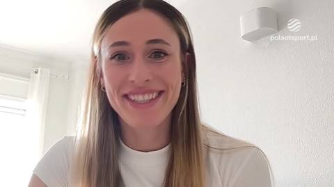 Portret uśmiechniętej Natalii Bukowieckiej, kobiety z długimi blond włosami, ubranej w białą koszulkę.