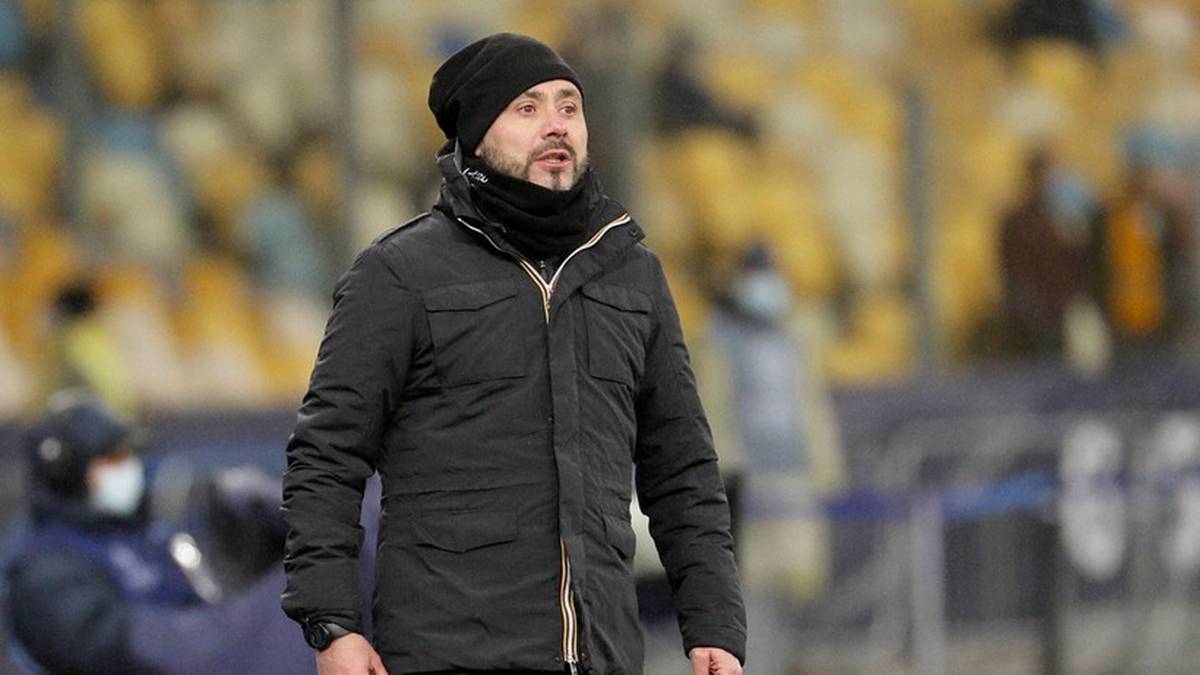 Roberto De Zerbi w czapce i kurtce zimowej na tle stadionu