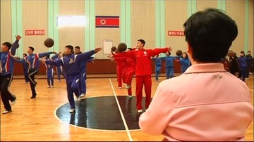 Koszykarska Korea Północna tańczy na parkiecie w rytm muzyki. Metoda na NBA
