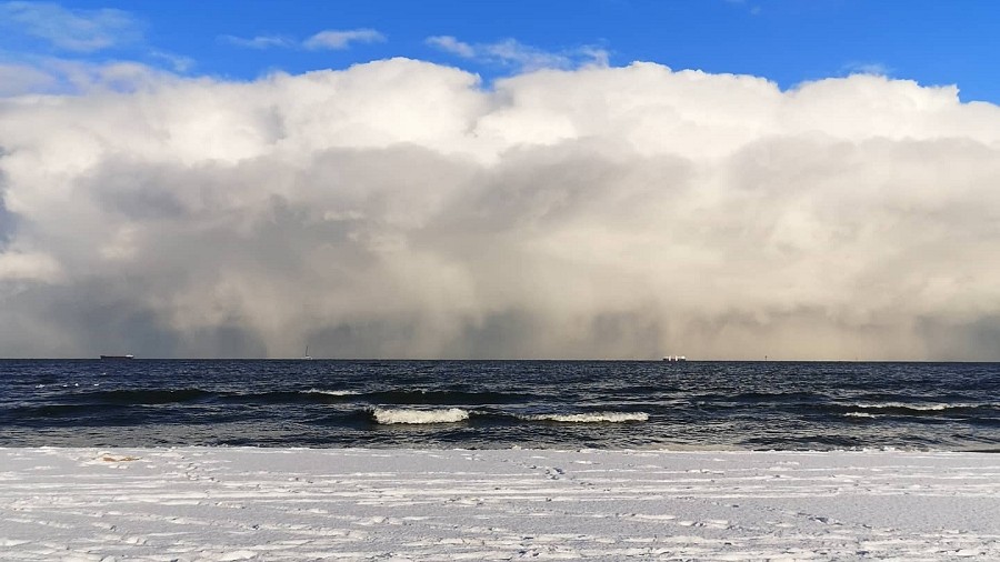 Chmury śniegowe nad Zatoką Gdańską. Fot. Instagram / jusia8.