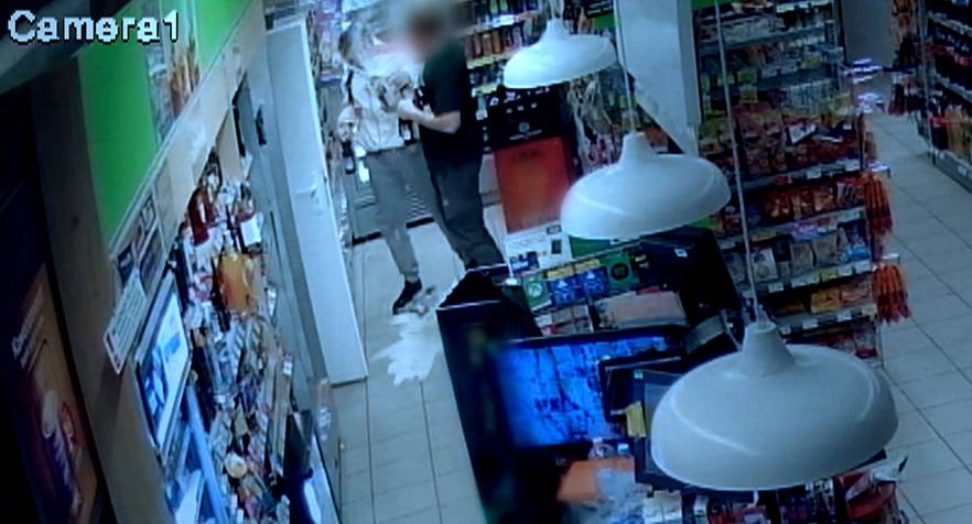 Krew na twarzy, wyrok na karku. Pobity butelką przez ekspedienta… skazany.