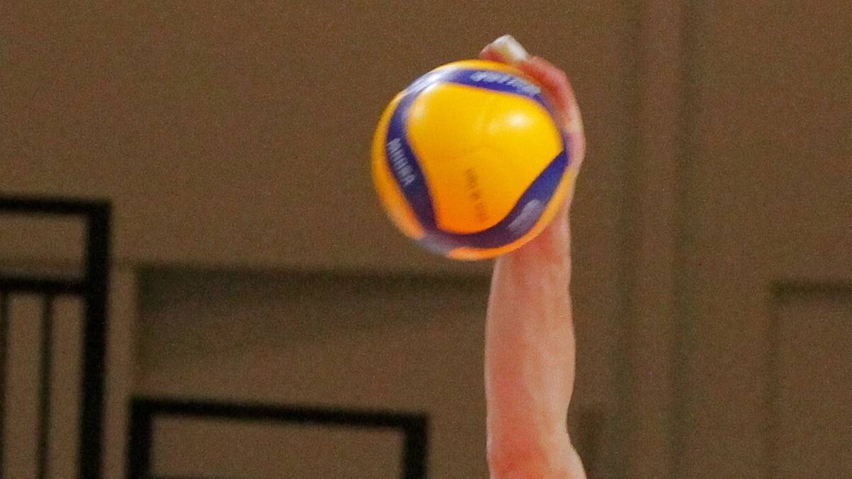 Dw&oacute;ch zawodnik&oacute;w siatk&oacute;wki podczas meczu, jeden wykonuje atak nad siatką, drugi pr&oacute;buje go zablokować.