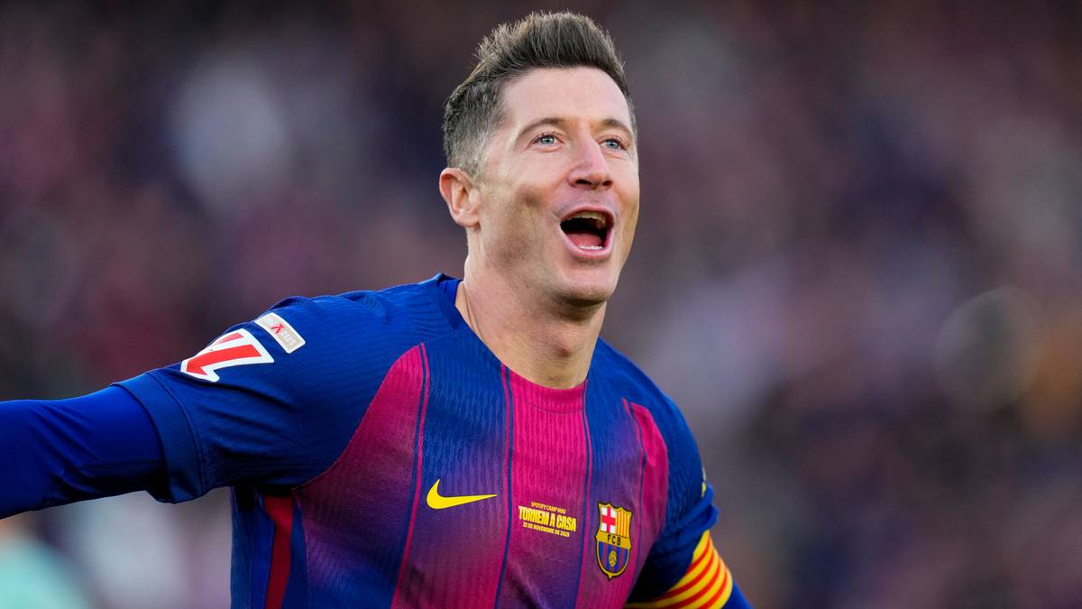 Piłkarz Robert Lewandowski w niebiesko-bordowym stroju FC Barcelony, świętujący bramkę.