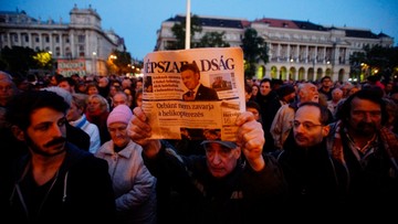 "Tu zabito wolność słowa". Węgrzy protestują po zawieszeniu wydawania opozycyjnej gazety