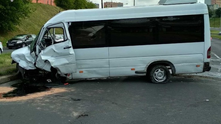 Chevrolet rozpadł się na kawałki po zderzeniu z busem 