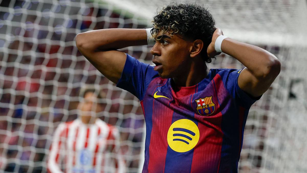 Piłkarz FC Barcelony z rękami na głowie.