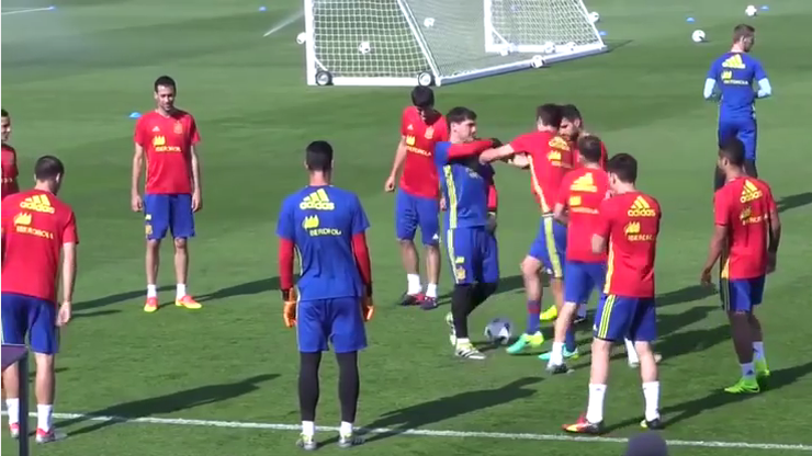 Hiszpanie bawią się na treningu! Pique "spoliczkowany" przez Casillasa (WIDEO)