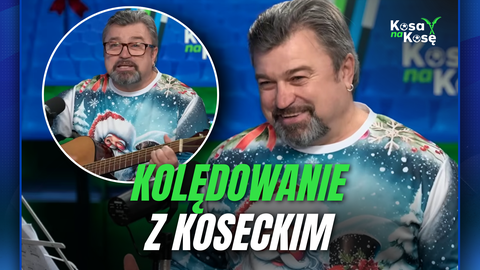 Mężczyzna z wąsami i okularami gra na gitarze i śpiewa. Ubrany jest w bluzę z motywem świątecznym, na tle znajduje się logo programu "Kosa na Kosę".