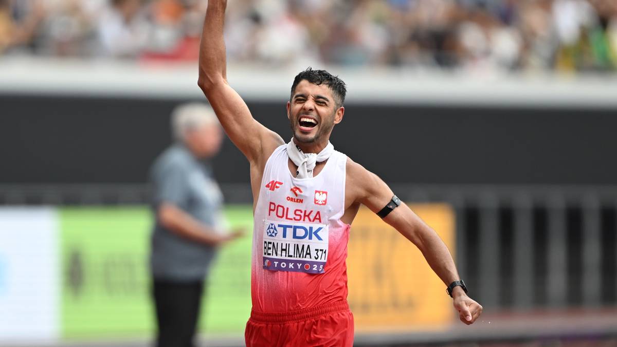 Lekkoatleta w koszulce z napisem Polska wznosi ręce w geście triumfu.
