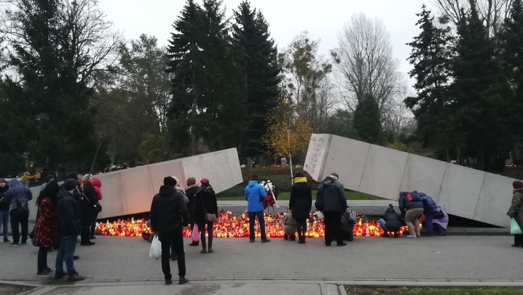 Znicze przy pomniku ofiar katastrofy smoleńskiej na warszawskich Powązkach
