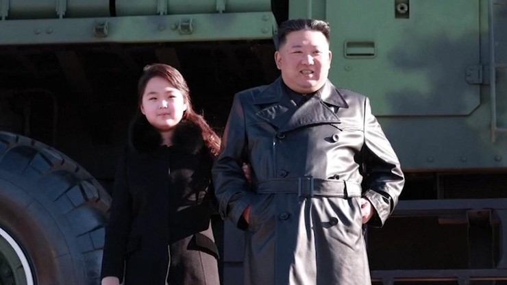 "Dynastyczna" polityka. Kim Dzong Un pokazał publicznie córkę. Może być jego następczynią