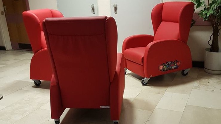 Fotele od WOŚP stoją na szpitalnym korytarzu. Za leżankę przy dziecku rodzice muszą zapłacić