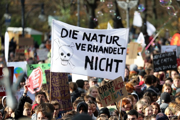Dziesiątki tysięcy młodych ludzi demonstrowały przed Bramą Brandenburską