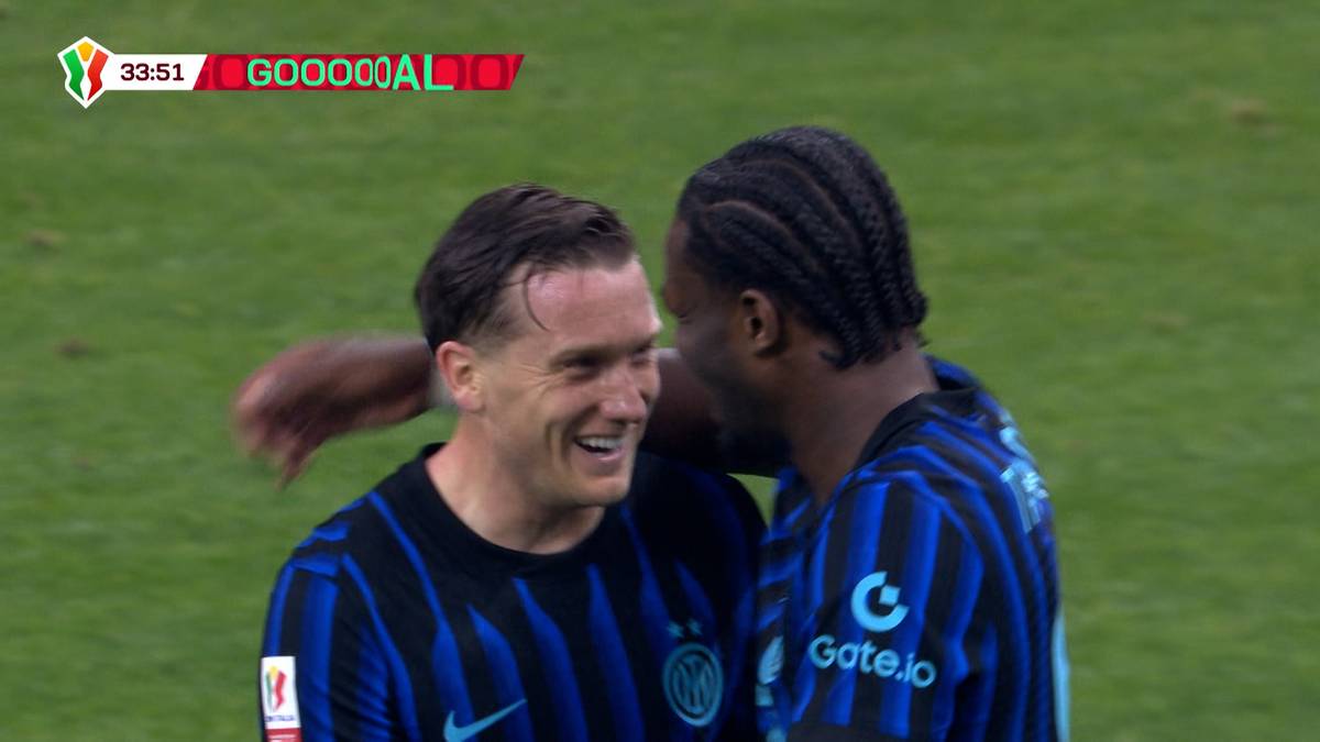 Dwóch piłkarzy Interu, jeden z jasnymi włosami uśmiechnięty, drugi z warkoczami, świętuje bramkę. Na ekranie widoczny napis "GOOOOAL!".