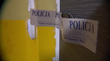 Policja zabezpieczyła drzwi taśmą z napisem "POLICJA" i "Podpis zabezpieczającego i Data"