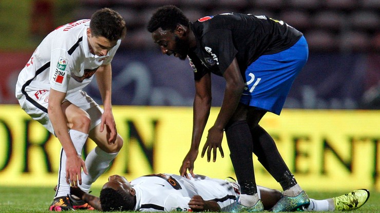 Tragedia podczas meczu rumuńskiej ligi. Nie żyje kameruński piłkarz Patrick Ekeng