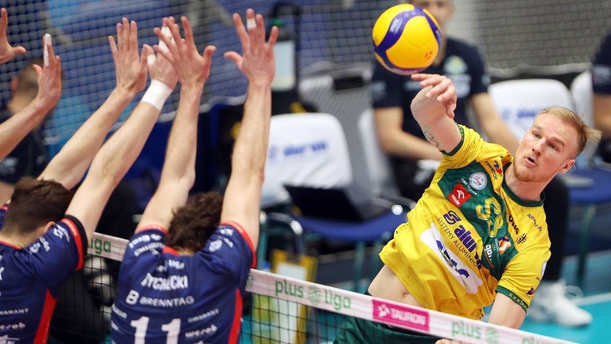 Siatkarz Aluron CMC Warta Zawiercie serwuje piłkę podczas meczu play-off PlusLigi przeciwko ZAKSIE Kędzierzyn-Koźle.