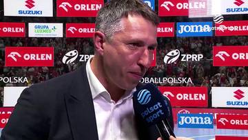 Sławomir Szmal udziela wywiadu przed ścianką sponsorską.