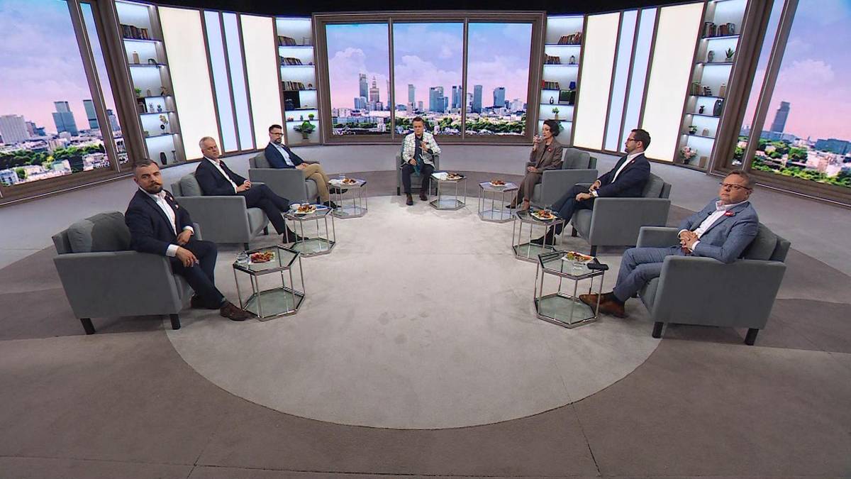 Grupa mężczyzn siedząca w studiu telewizyjnym, przygotowana do dyskusji panelowej.