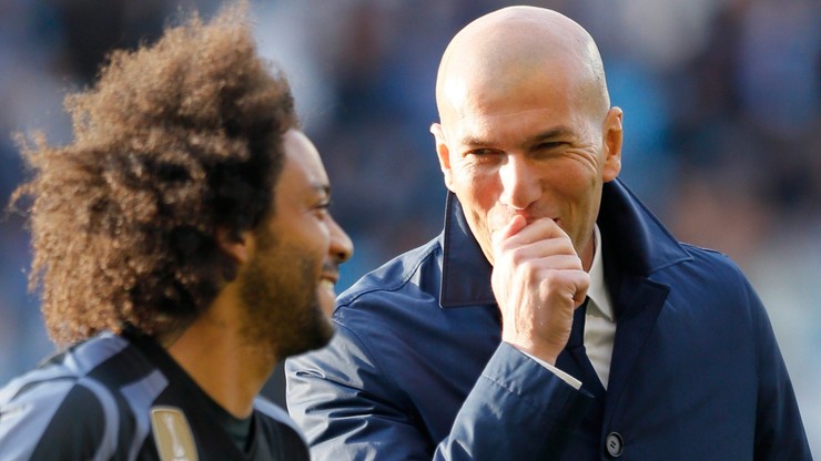 Psikus piłkarzy Realu Madryt. Zidane oblany szampanem na konferencji! (WIDEO)