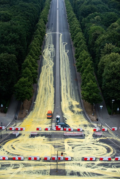 Protest Greenpeace. Wylali 3 tysiące litrów farby na rondo wokół Kolumny Zwycięstwa w Berlinie