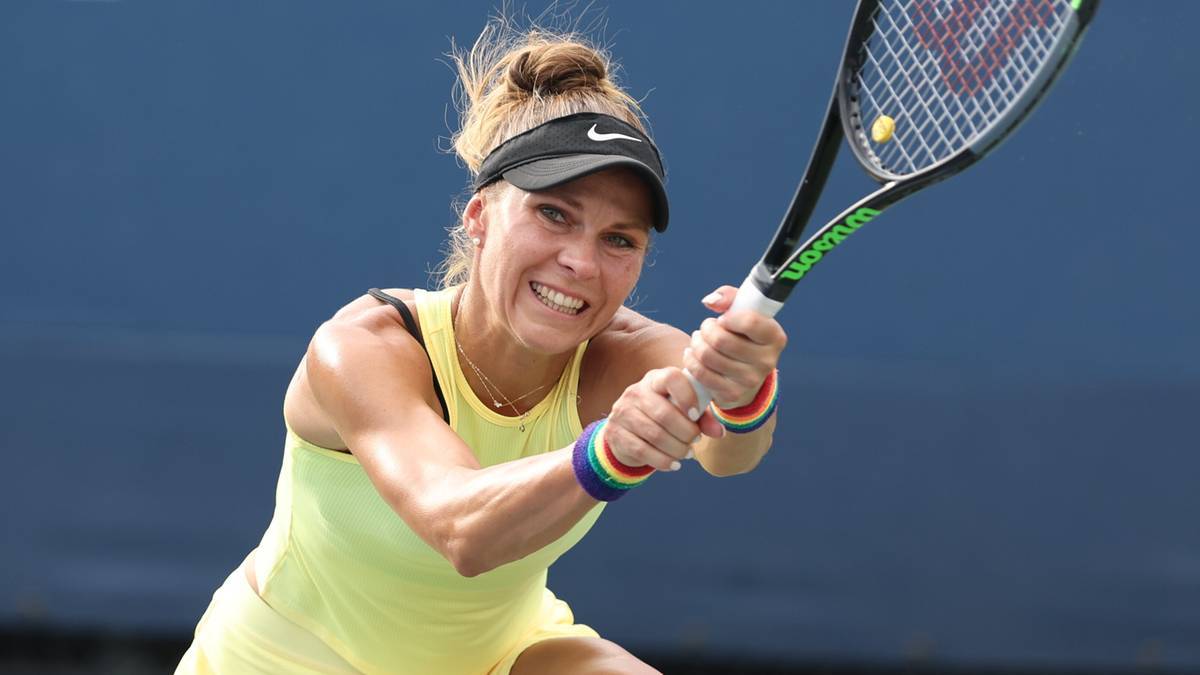 Katarzyna Piter w akcji podczas meczu tenisa, trzyma rakietę oburącz, skupiona.