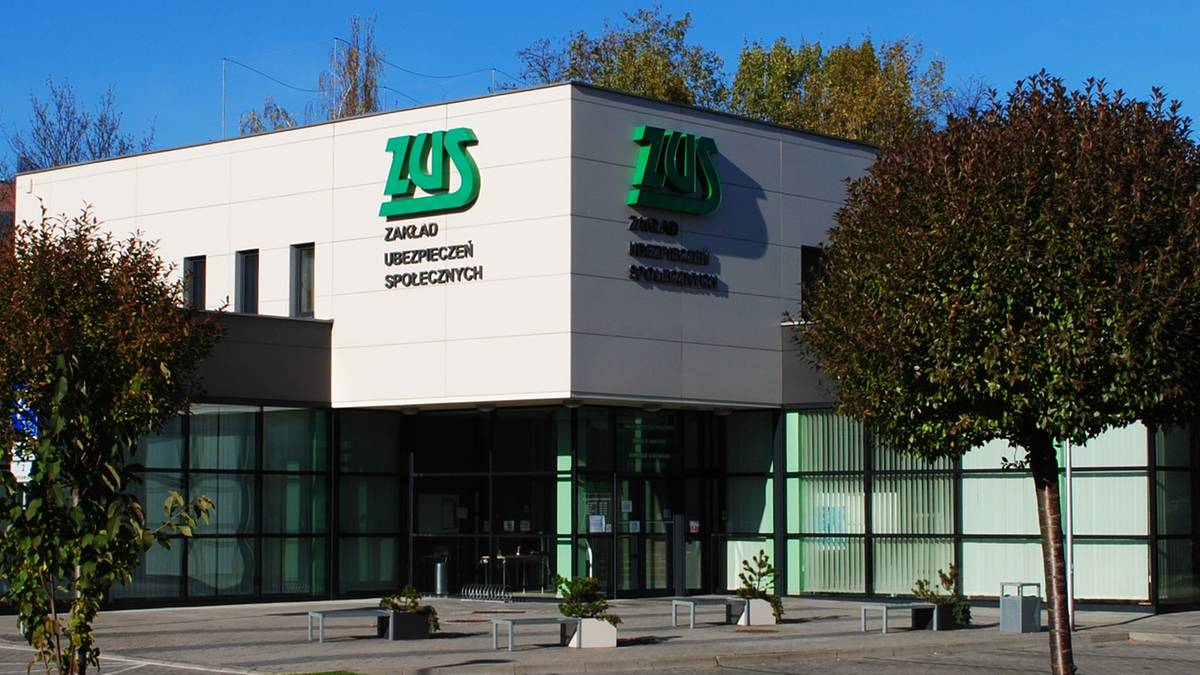 Budynek Zakładu Ubezpieczeń Społecznych (ZUS) z widocznym logo i napisem.
