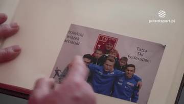 Grupowe zdjęcie młodych mężczyzn w strojach narciarskich, część albumu ze zdjęciami.