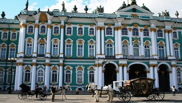 Turyści "rozbierają" bruk na Placu Pałacowym w Petersburgu