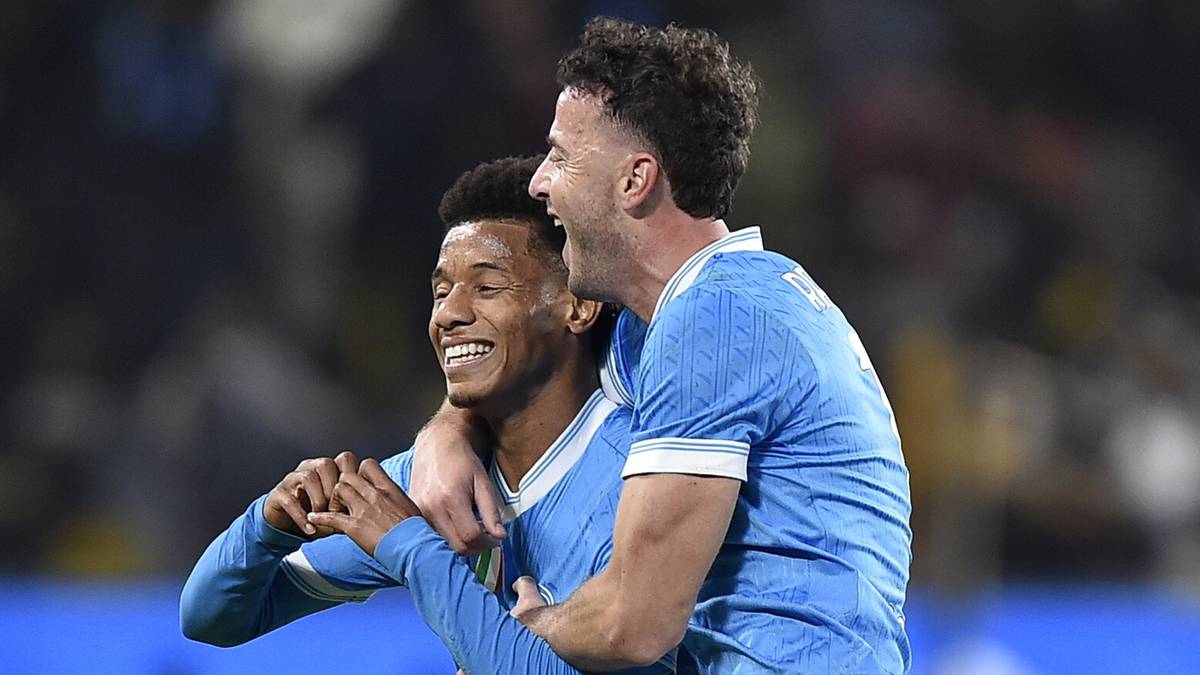 Dw&oacute;ch piłkarzy Napoli świętujących zdobycie bramki.