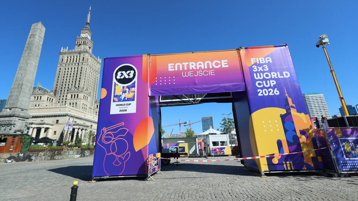 Brama wejściowa na turniej koszyk&oacute;wki 3x3 z widocznym Pałacem Kultury i Nauki w tle.