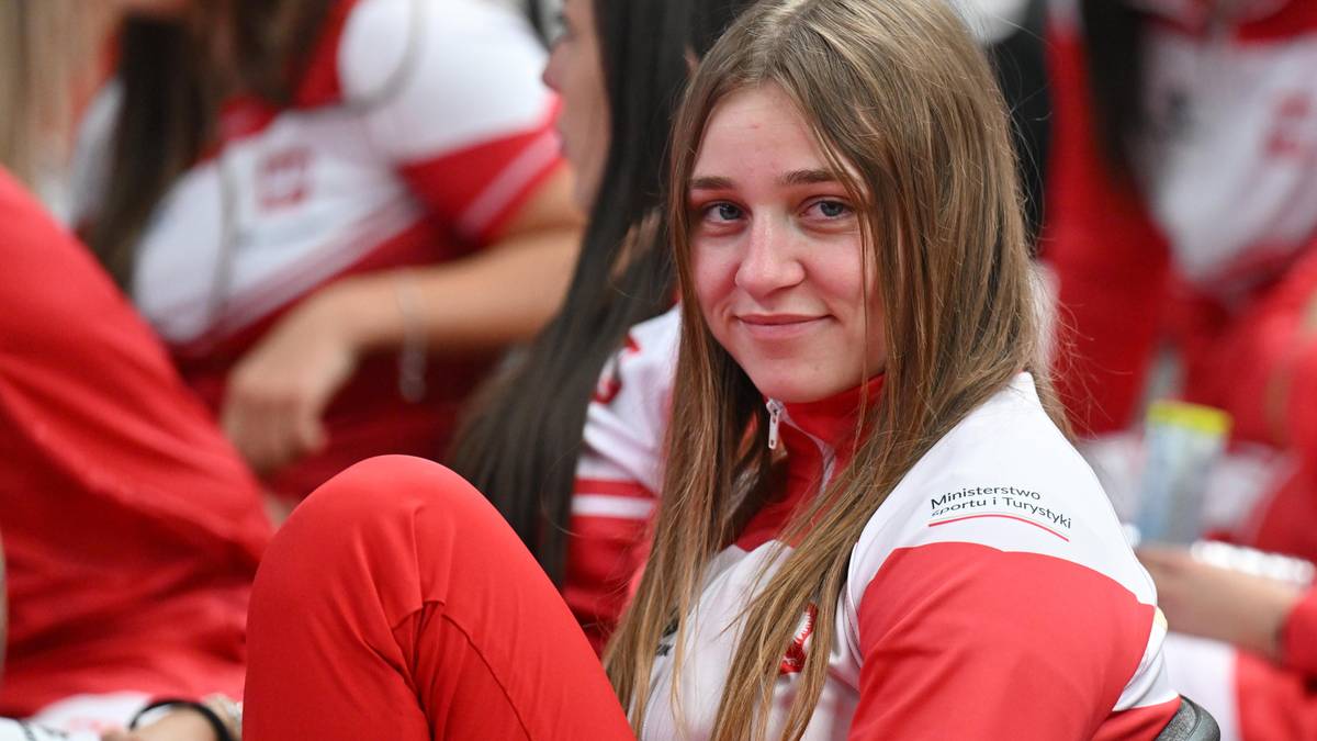 Młoda kobieta w sportowym stroju z biało-czerwonymi elementami