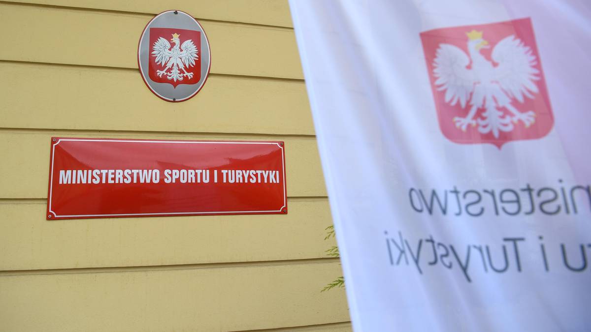 Ministerstwo może złagodzić stanowisko w sprawie kontrowersyjnego zarządzenia. Chodzi o finansowanie z budżetu